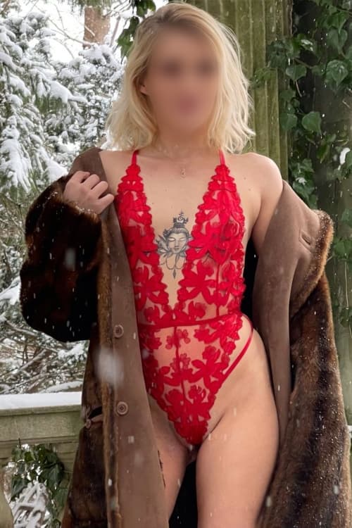 Escort Aniston Bleu - 888 Companions